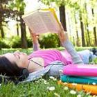 Meisje leesboek op gras