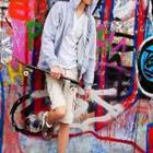 Jongen met fiets en graffiti