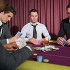 Mannen spelen van poker