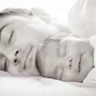 Man slapen naast zoon
