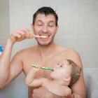Vader en zoon tanden poetsen