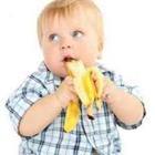 Baby eten banaan