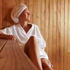 Meisje in sauna het dragen van hoofd handdoek