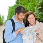 Man en vrouw kijken naar de kaart