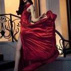 Vrouw, gekleed in elegante rode jurk lopen naar beneden trap geval