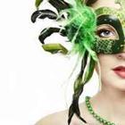 Vrouw, gekleed in groene masker met veren