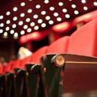 Lege rode zetels in een theater
