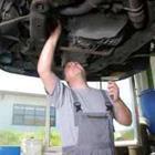 Man repareren van de onderkant van zijn auto