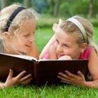 Twee meisjes lezen van een boek