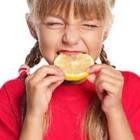 Kind eet citroen