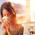 Vrouw het drinken glas koffie