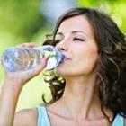 Vrouw fles drinkwater